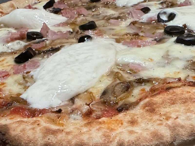 pizzeria-vernon-27-pizza-base-tomate